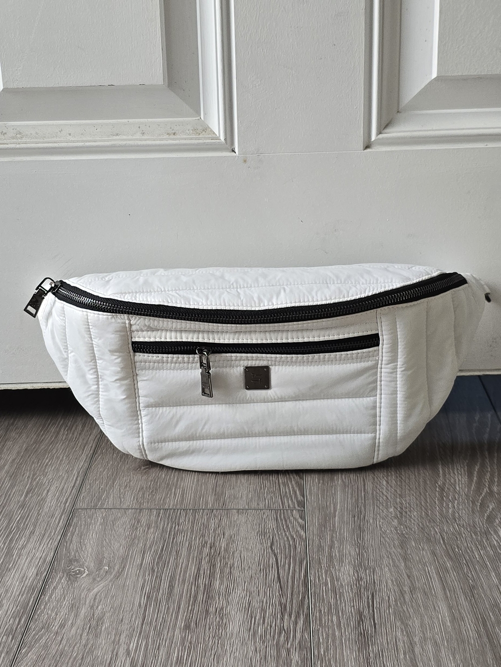 Think Royln White Quilted Puffer Belt Bag Sling Crossbody Black Zip No Strap